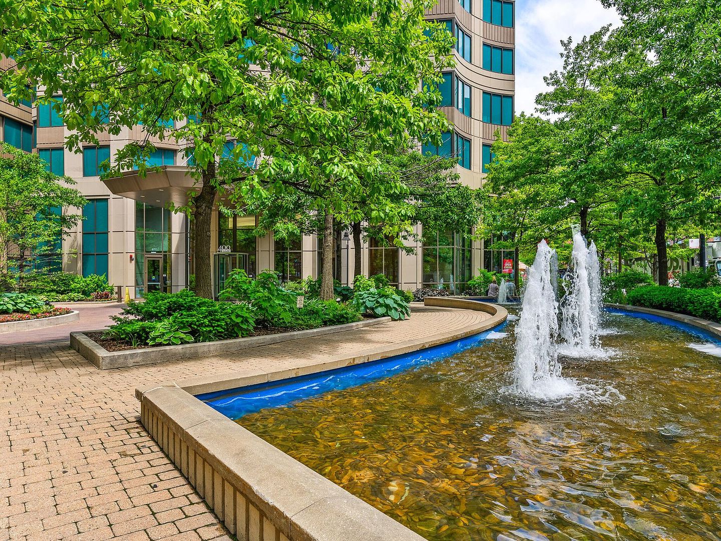 400 N Lasalle Street Unit: 2807