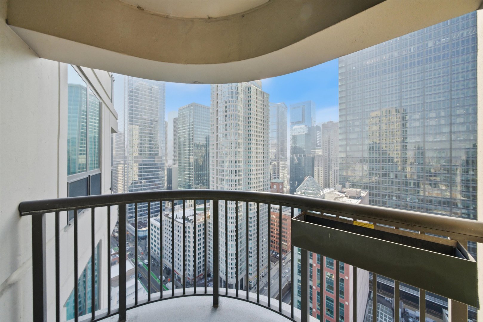400 N Lasalle Street Unit: 2807
