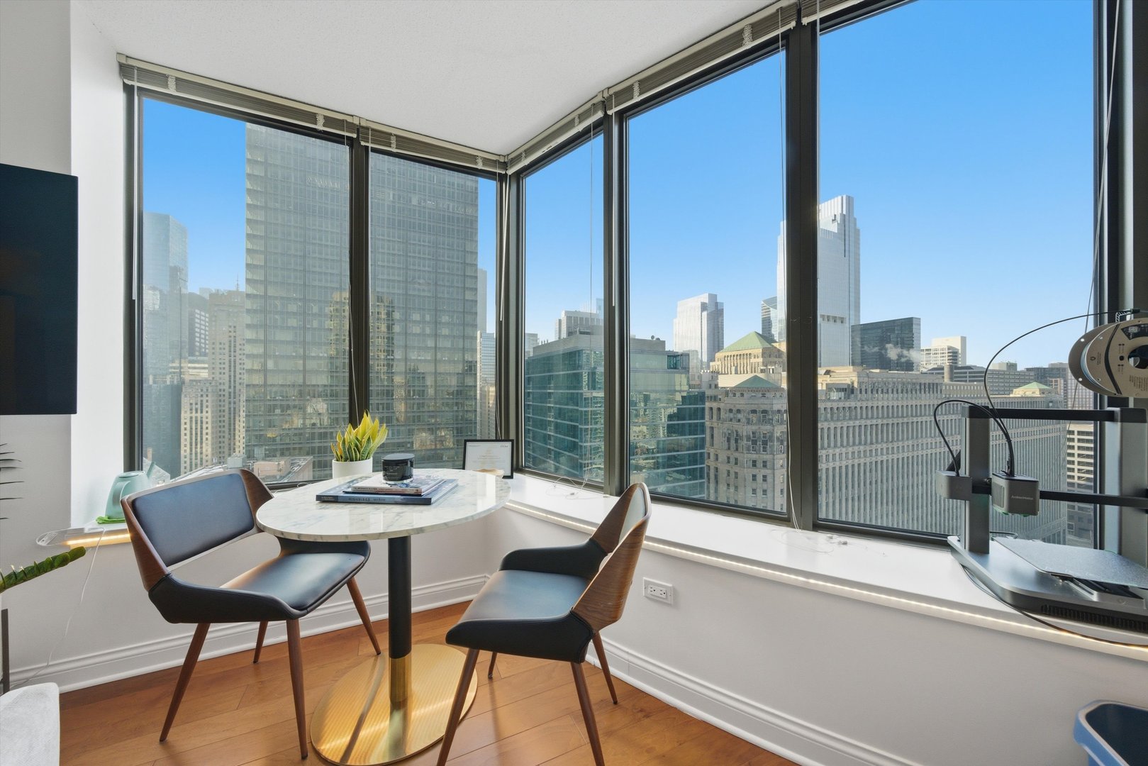 400 N Lasalle Street Unit: 2807