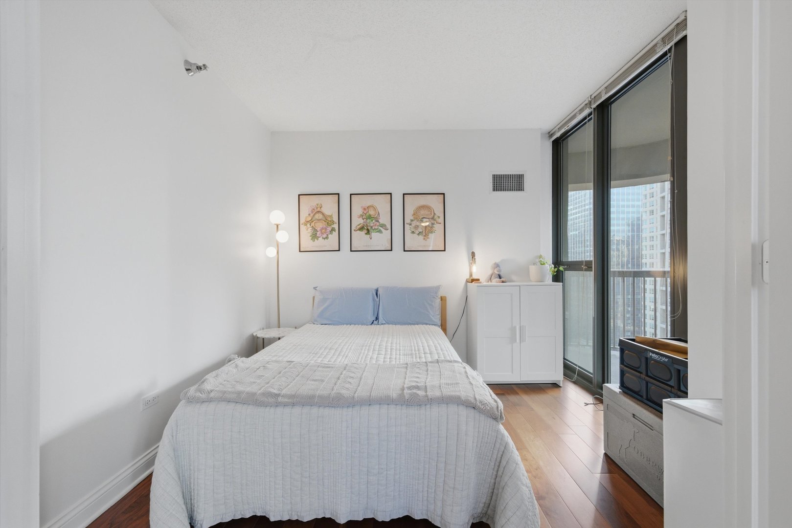 400 N Lasalle Street Unit: 2807