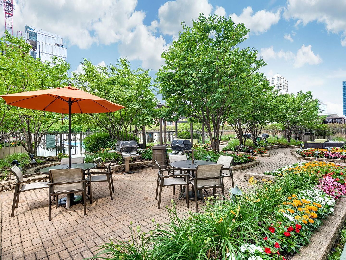 400 N Lasalle Street Unit: 2807