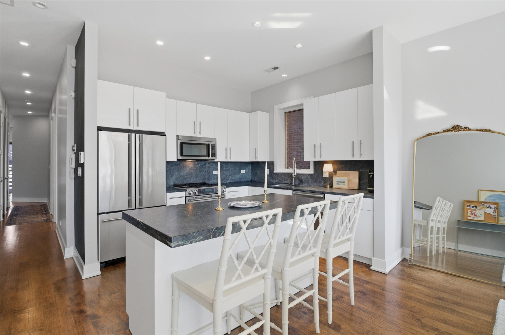 1076 N Marshfield Avenue Unit: 2