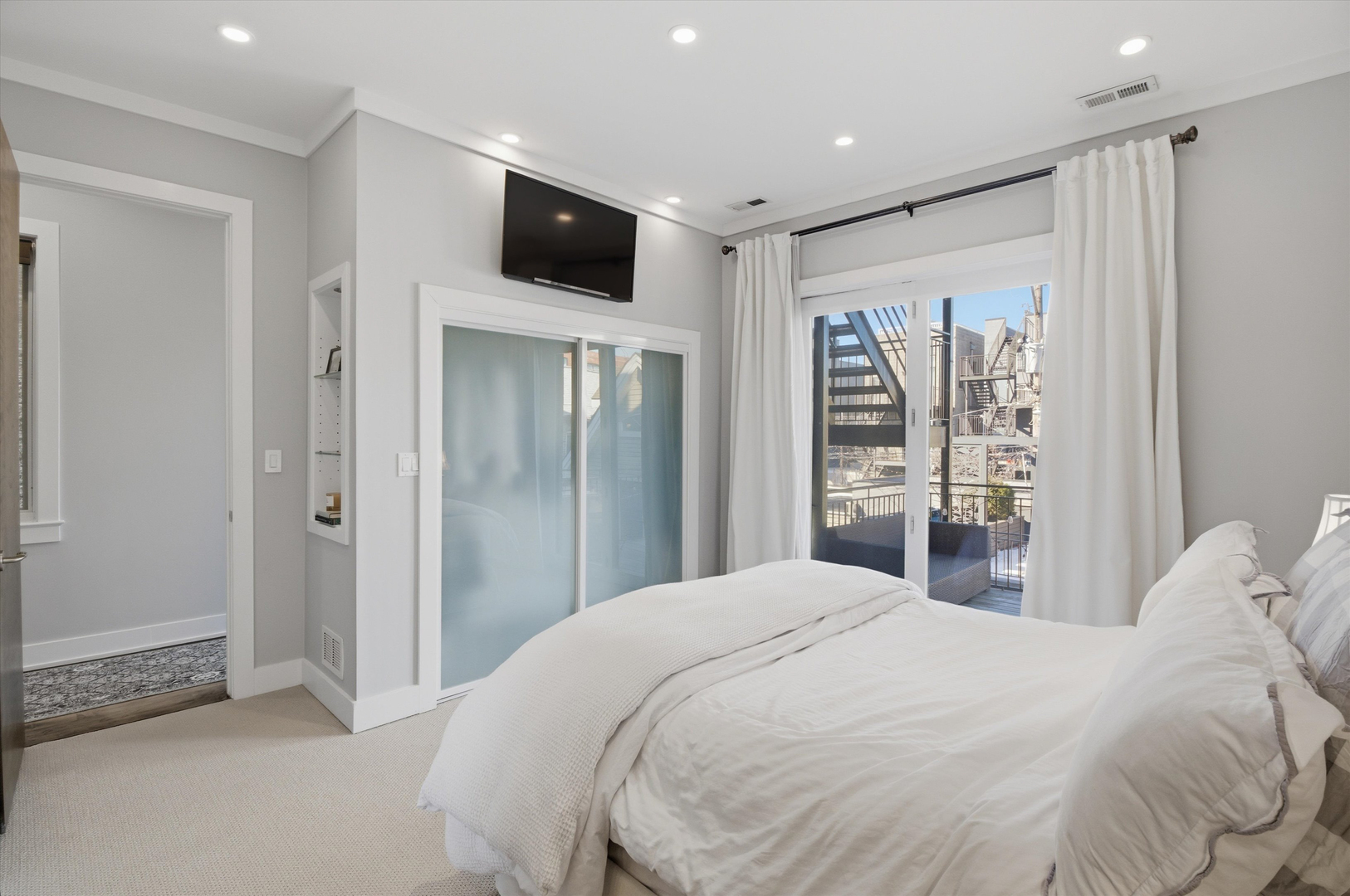 1076 N Marshfield Avenue Unit: 2