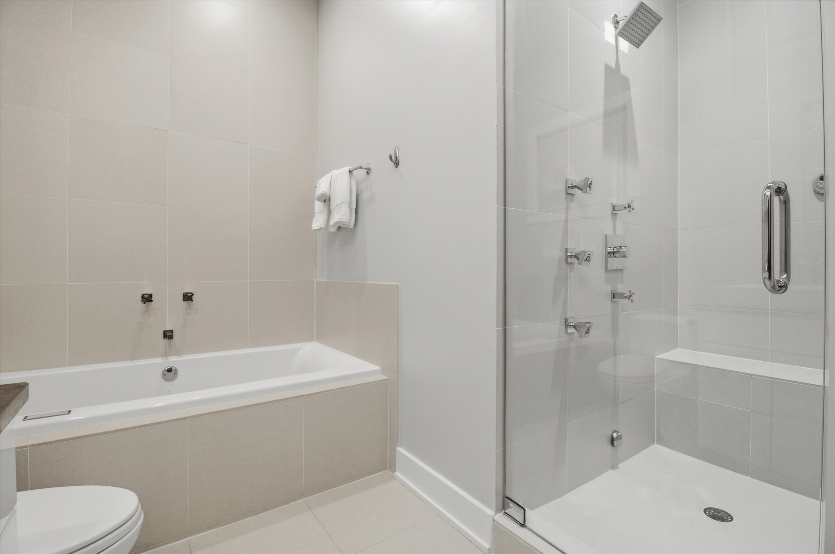 1076 N Marshfield Avenue Unit: 2