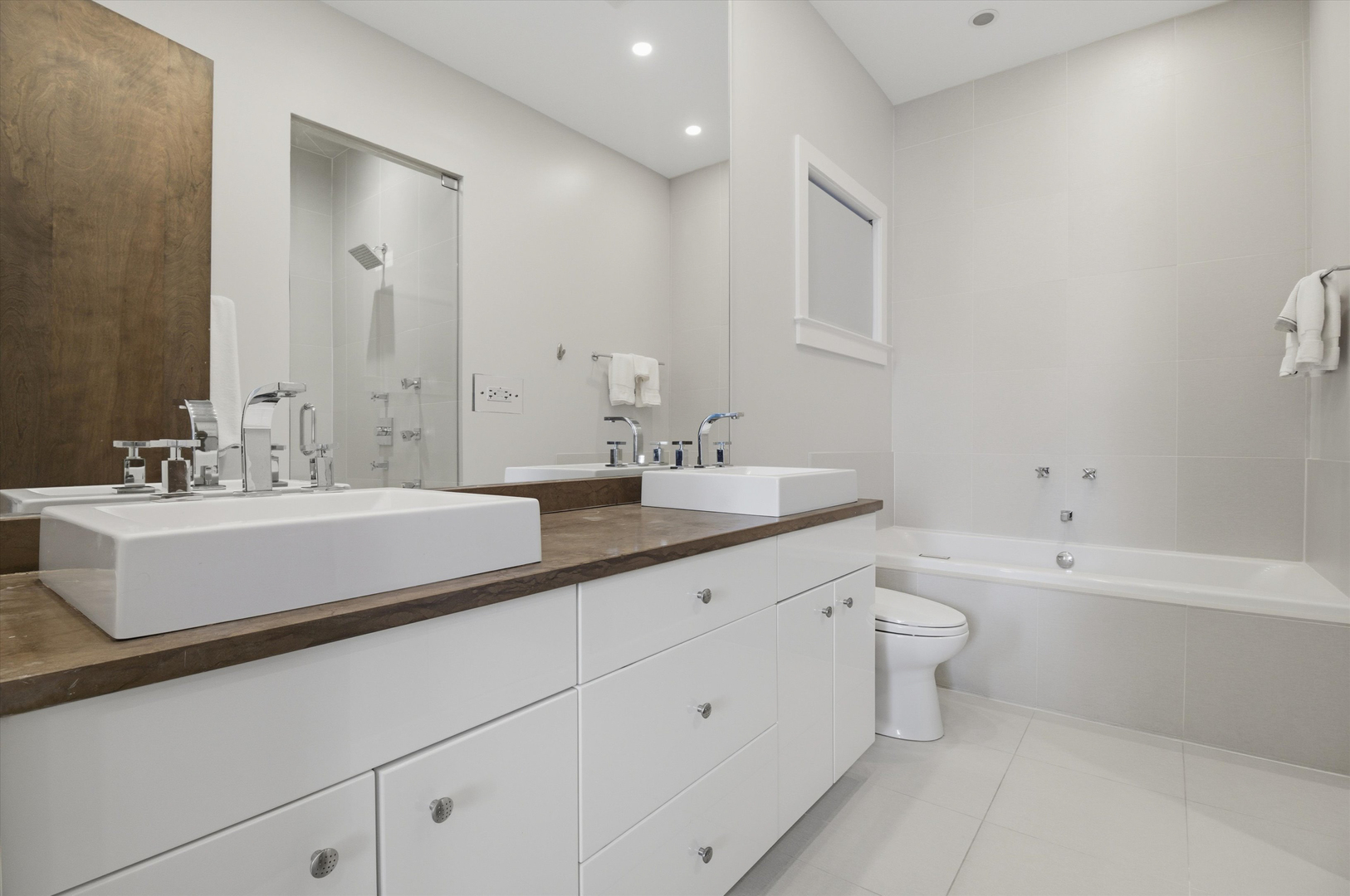 1076 N Marshfield Avenue Unit: 2