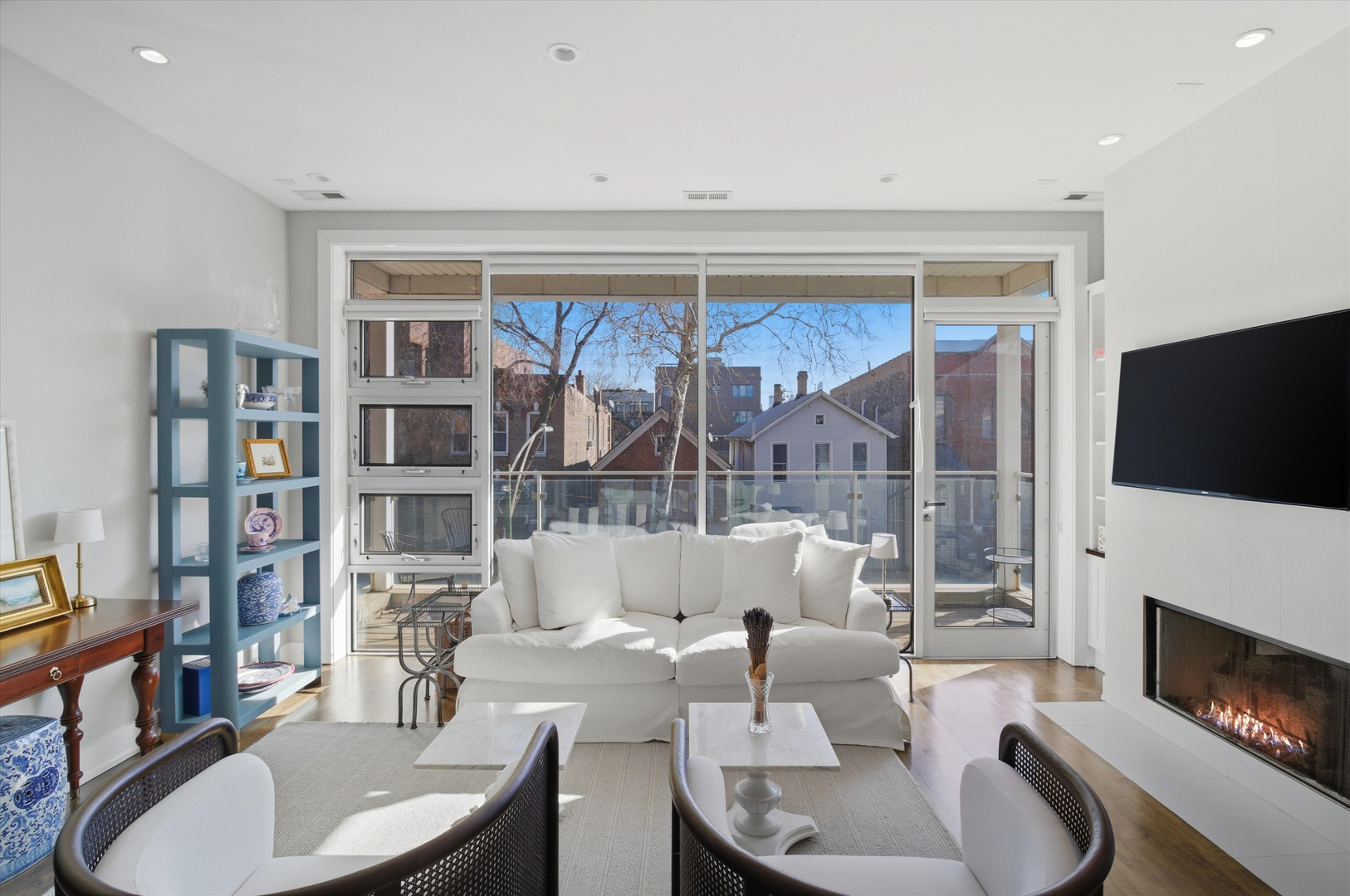 1076 N Marshfield Avenue Unit: 2