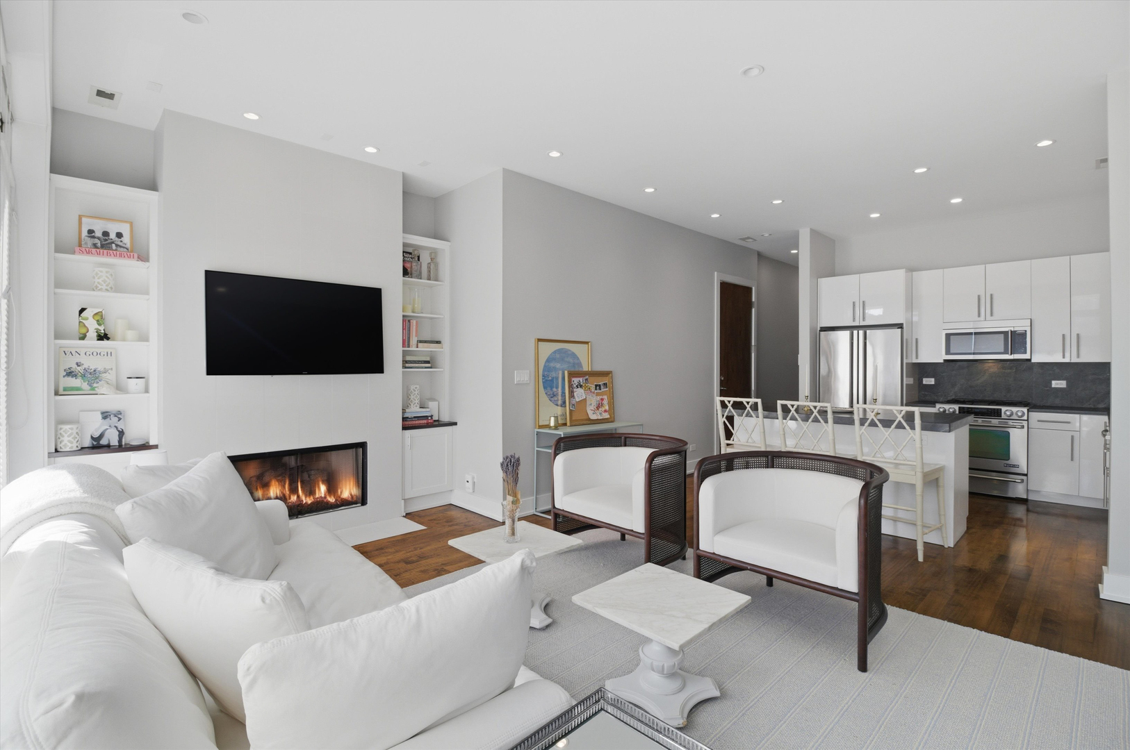 1076 N Marshfield Avenue Unit: 2