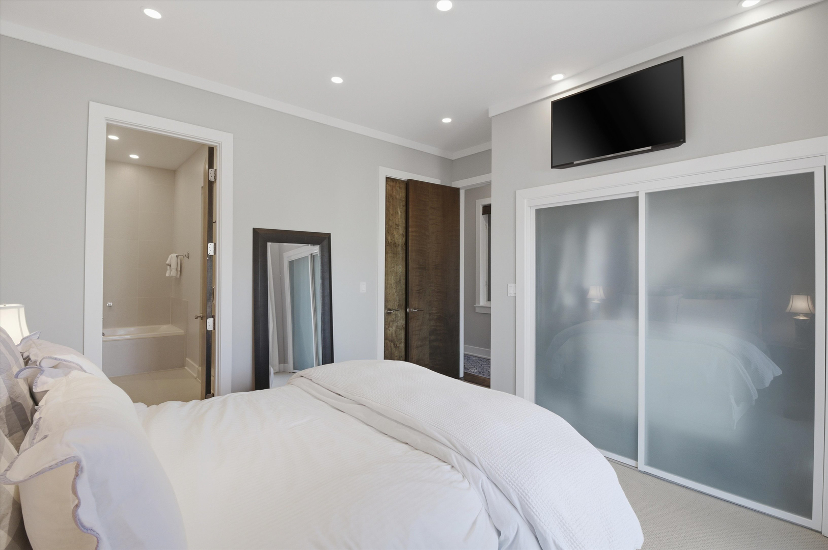 1076 N Marshfield Avenue Unit: 2