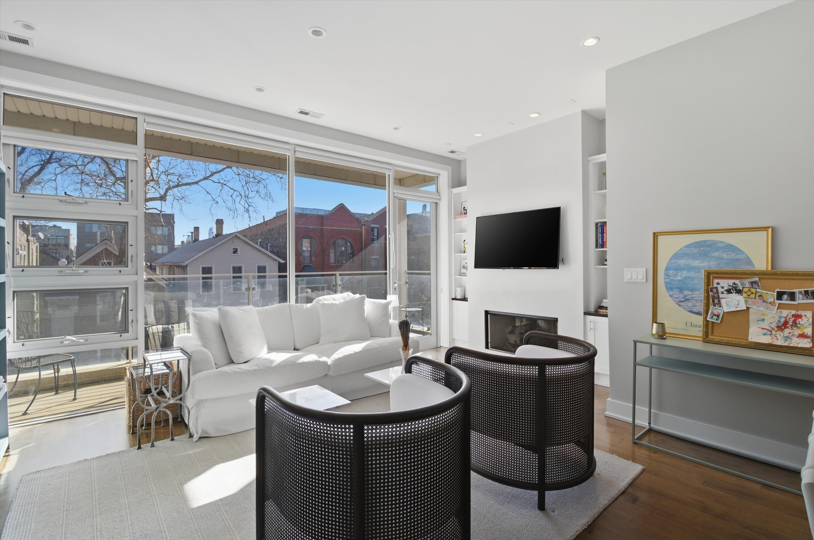 1076 N Marshfield Avenue Unit: 2