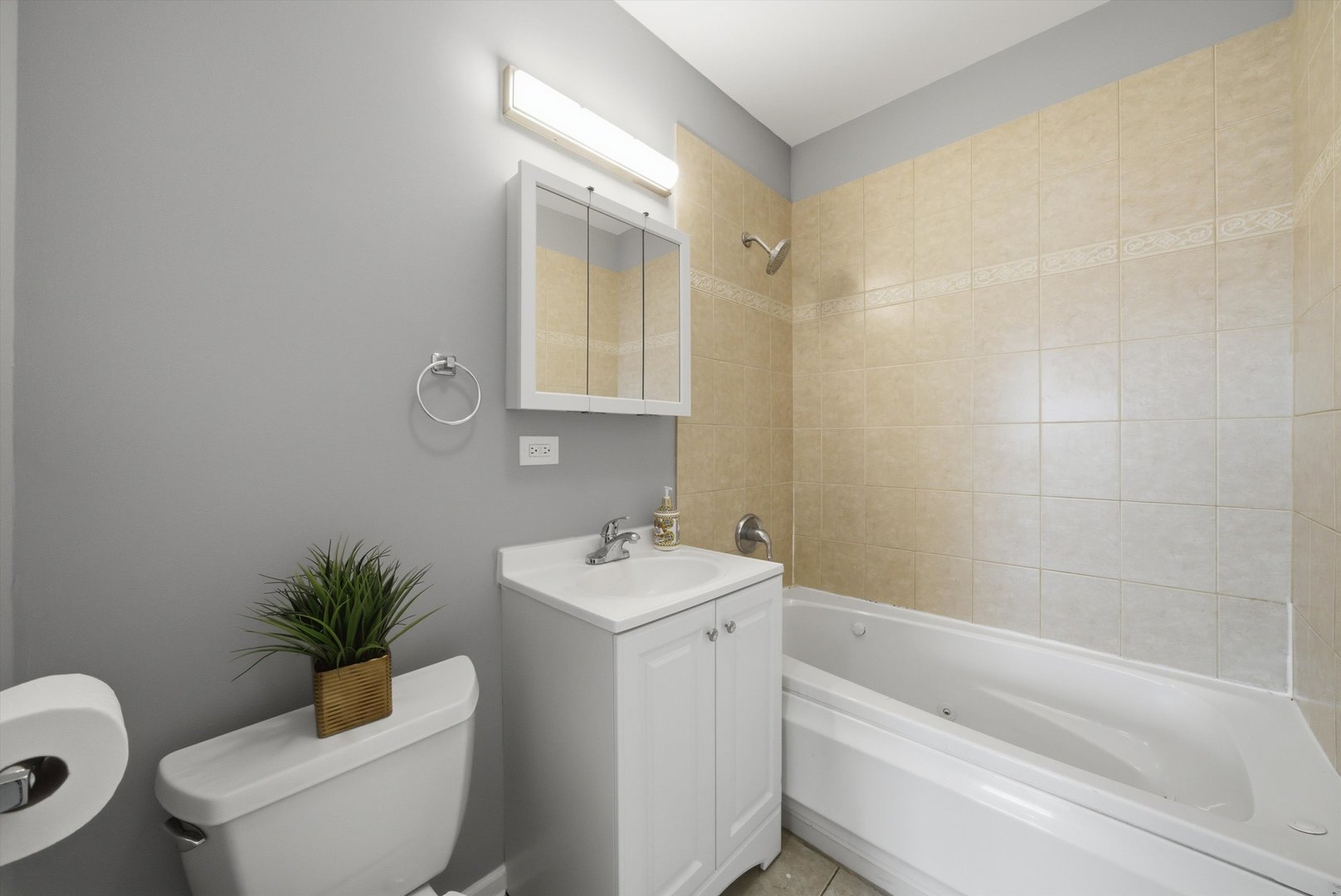 4752 N Albany Avenue Unit: 3