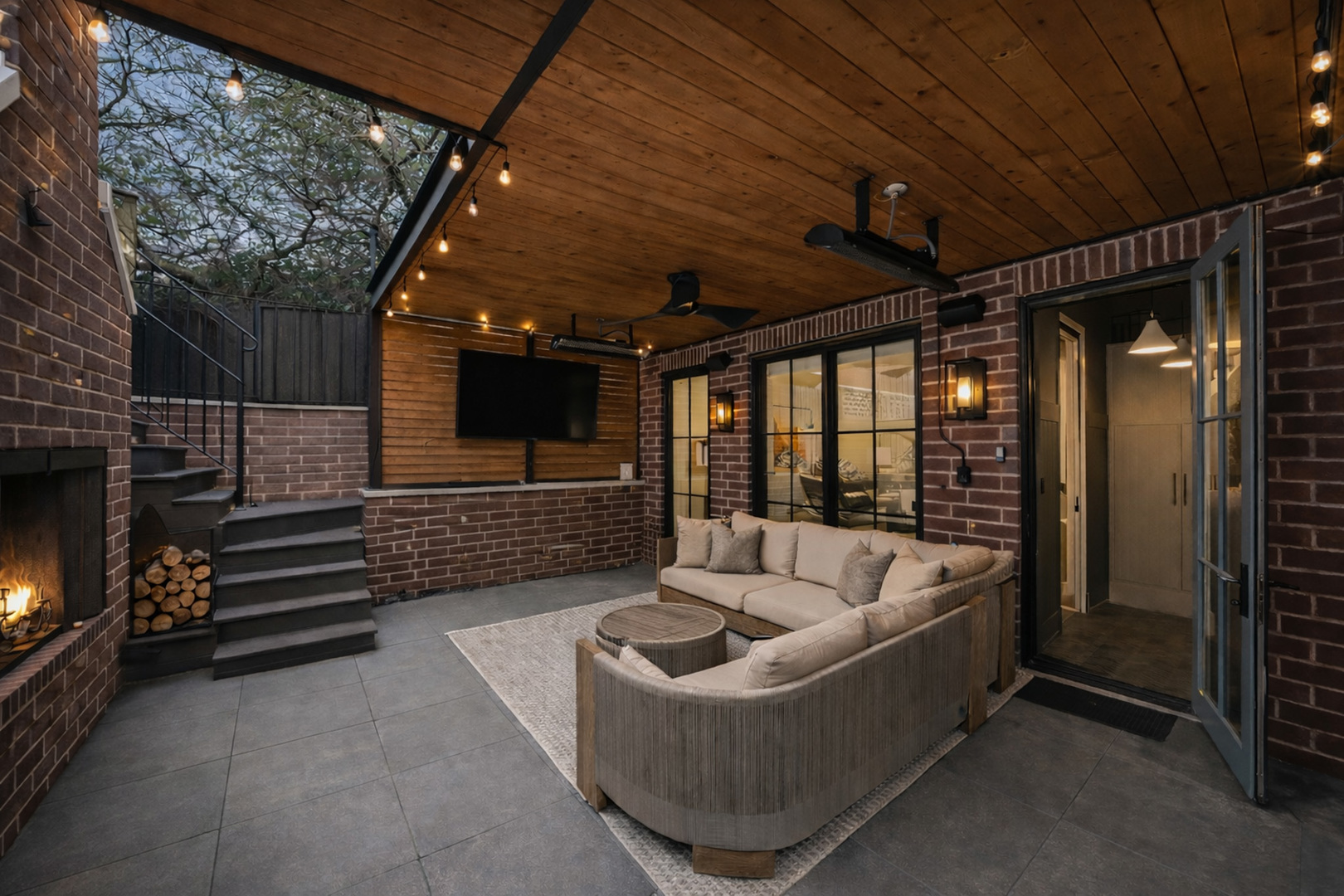 2674 N Burling Street