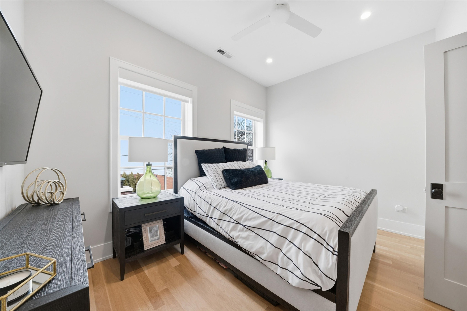 2674 N Burling Street