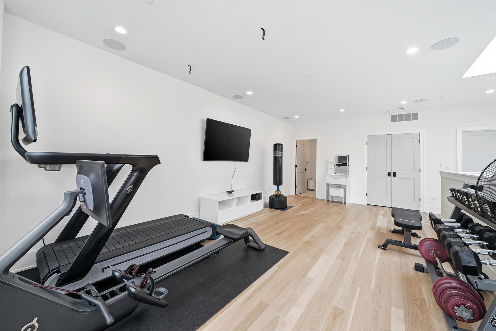 2674 N Burling Street