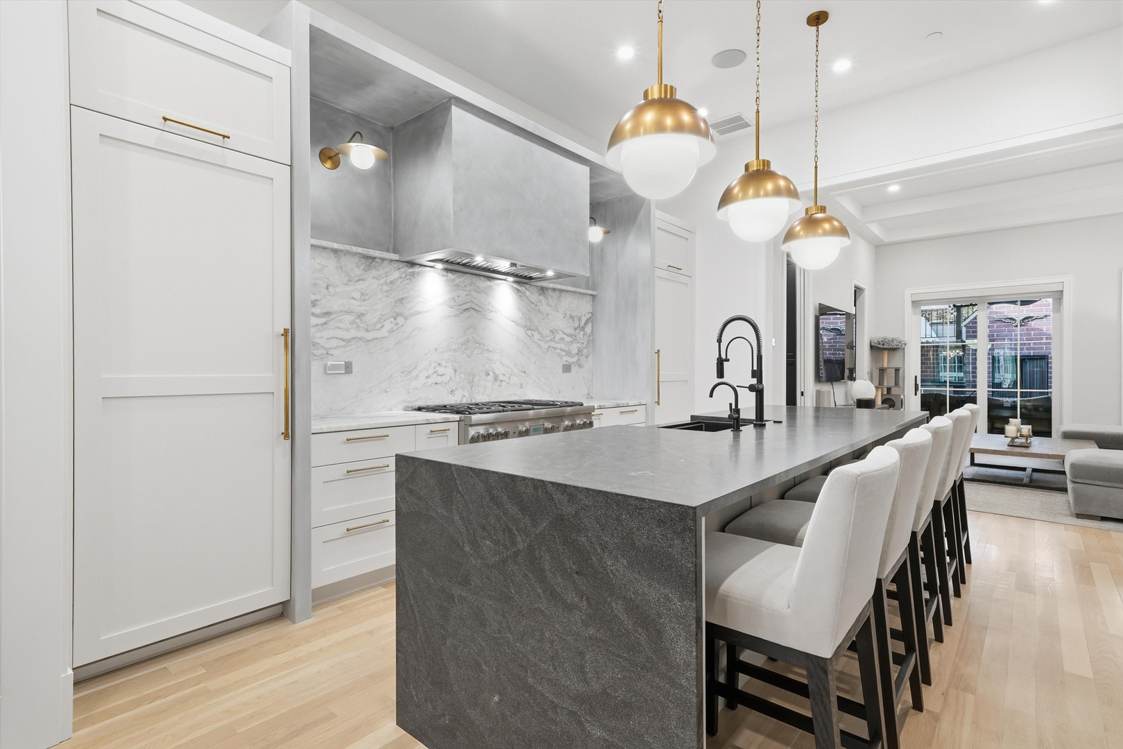 2674 N Burling Street