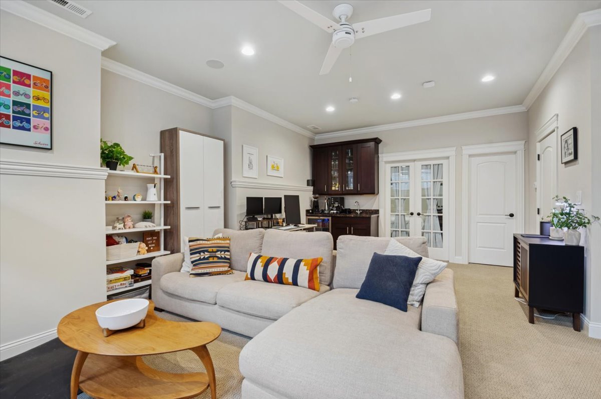 858 W Diversey Parkway Unit: 1W