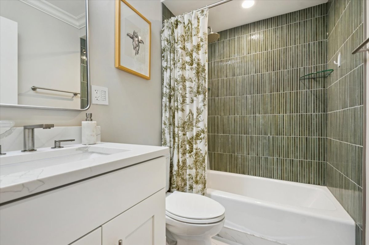858 W Diversey Parkway Unit: 1W
