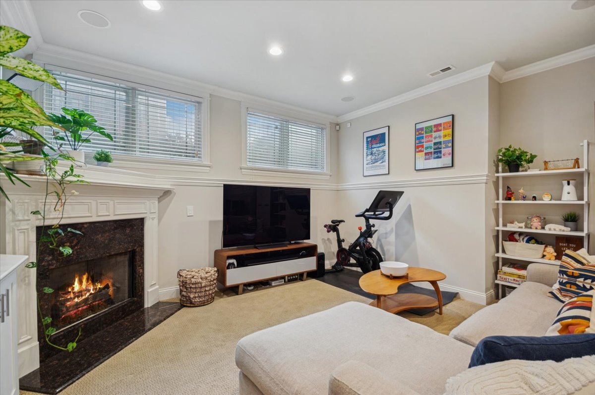 858 W Diversey Parkway Unit: 1W