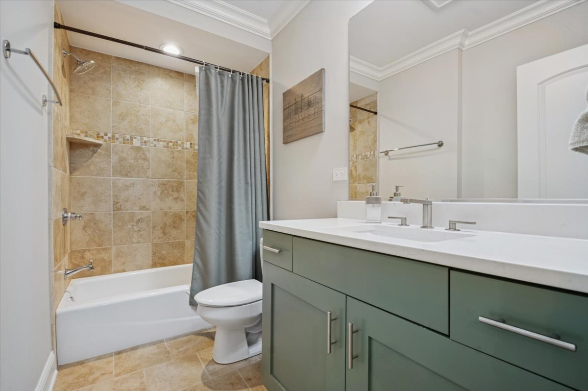 858 W Diversey Parkway Unit: 1W