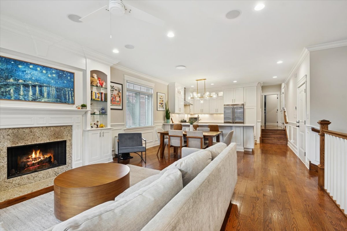 858 W Diversey Parkway Unit: 1W