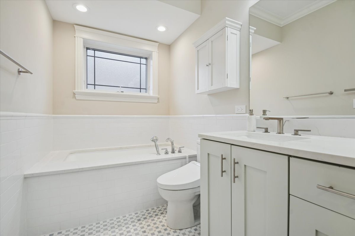 858 W Diversey Parkway Unit: 1W
