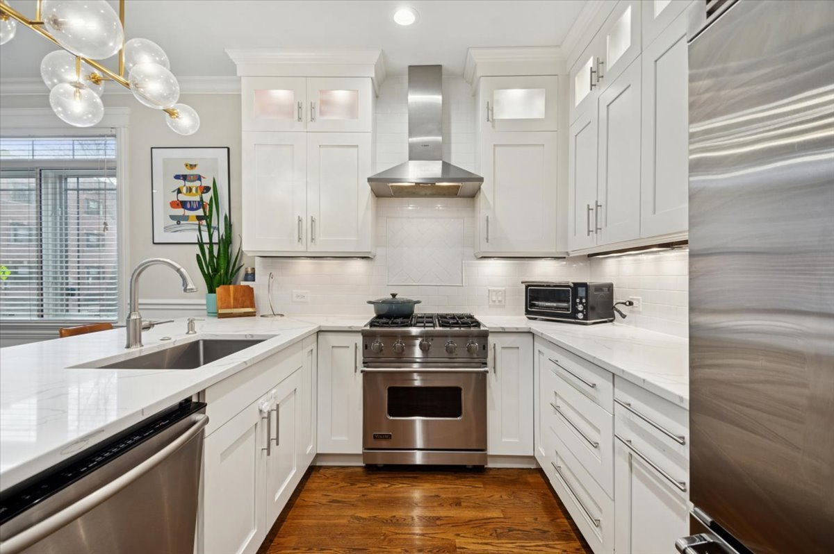 858 W Diversey Parkway Unit: 1W