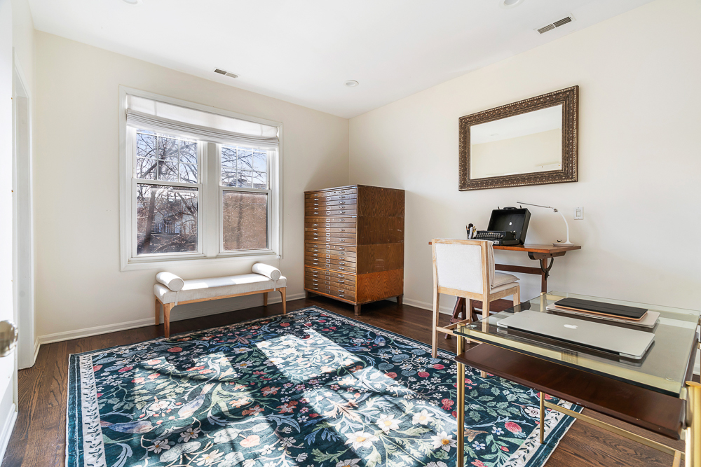 1002 W ALTGELD Street Unit: 1002