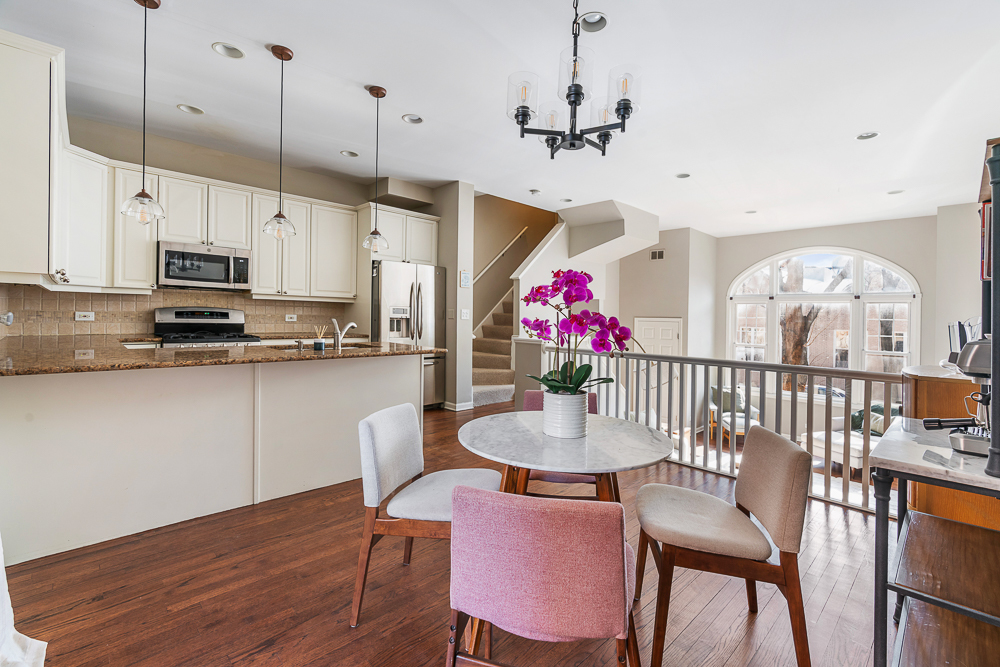 1002 W ALTGELD Street Unit: 1002