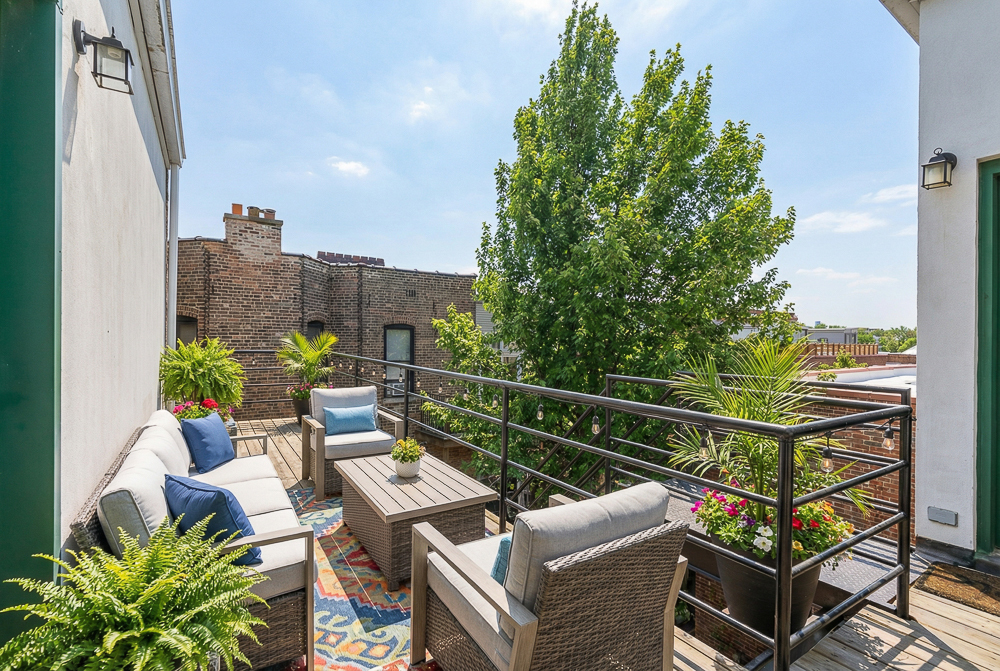 1002 W ALTGELD Street Unit: 1002