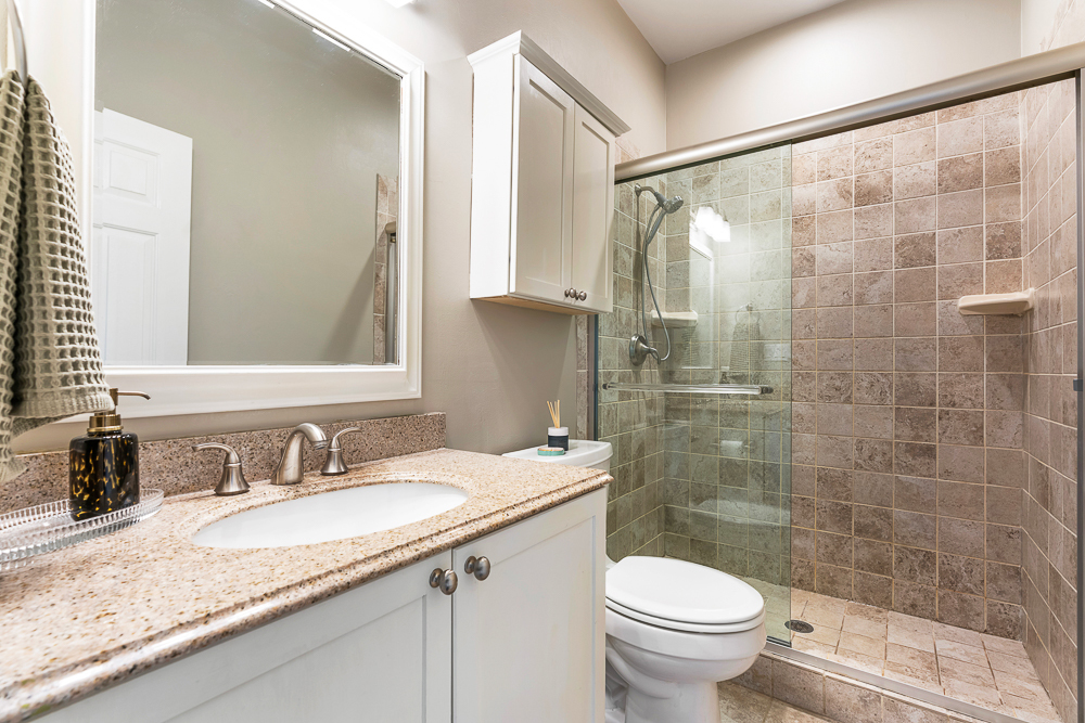 1002 W ALTGELD Street Unit: 1002