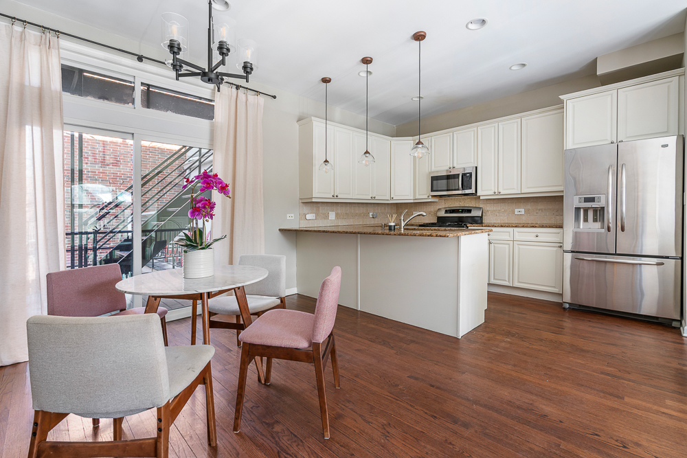 1002 W ALTGELD Street Unit: 1002