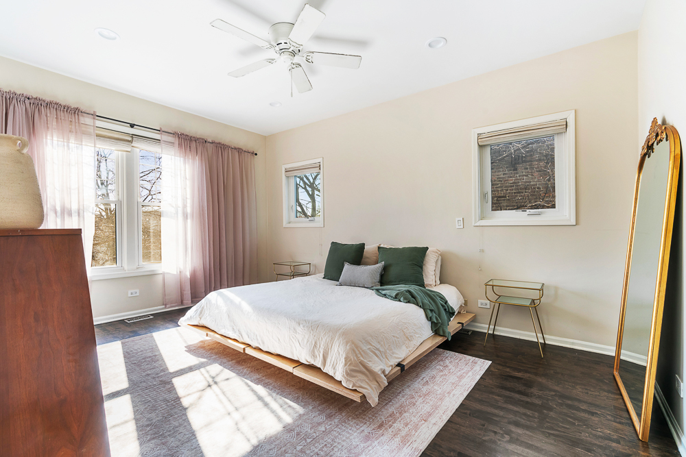 1002 W ALTGELD Street Unit: 1002
