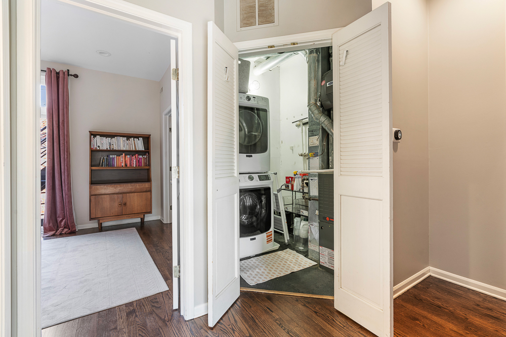 1002 W ALTGELD Street Unit: 1002