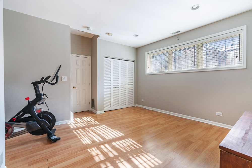1002 W ALTGELD Street Unit: 1002