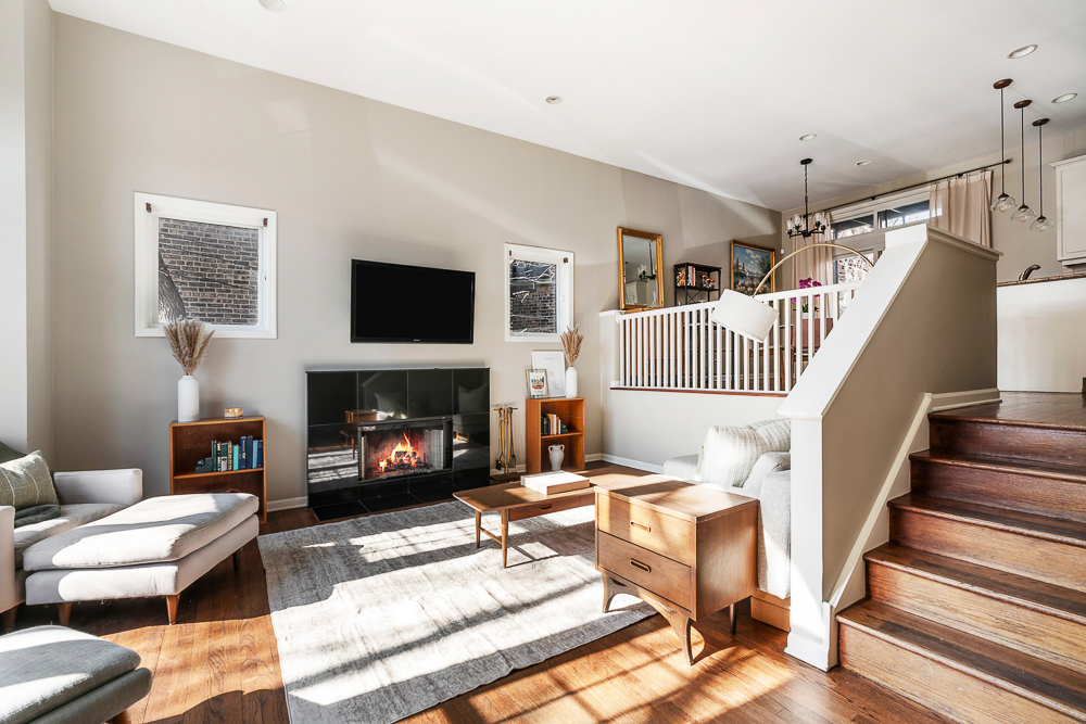 1002 W ALTGELD Street Unit: 1002