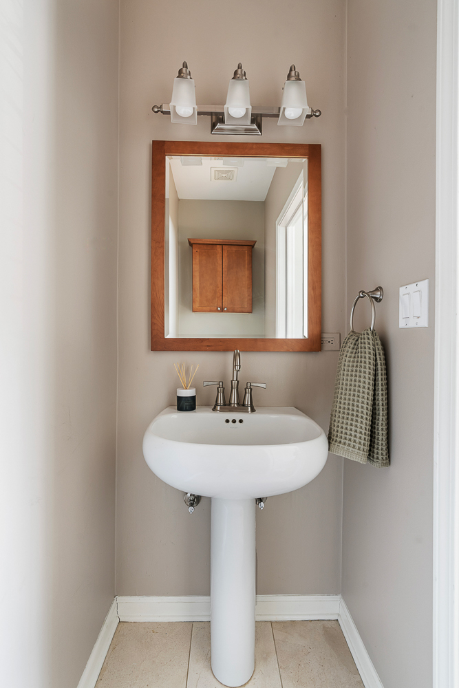 1002 W ALTGELD Street Unit: 1002