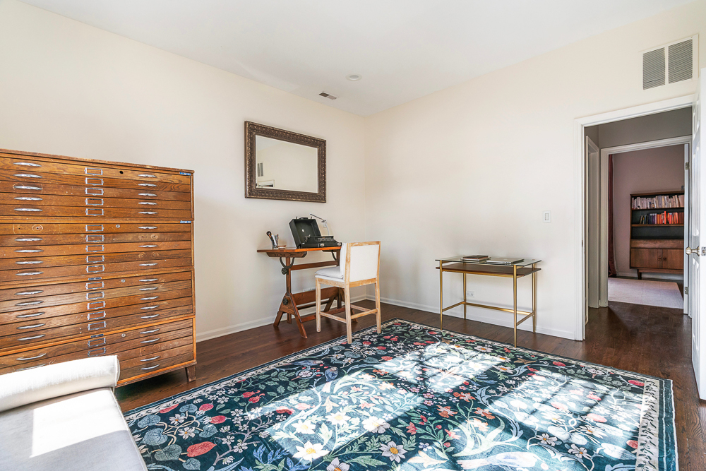 1002 W ALTGELD Street Unit: 1002