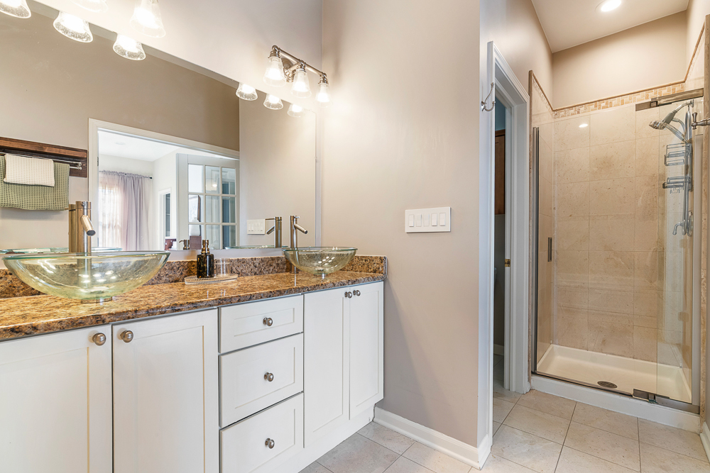 1002 W ALTGELD Street Unit: 1002