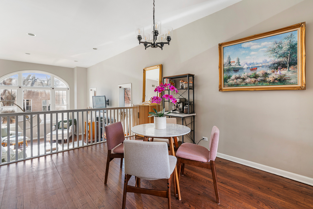 1002 W ALTGELD Street Unit: 1002
