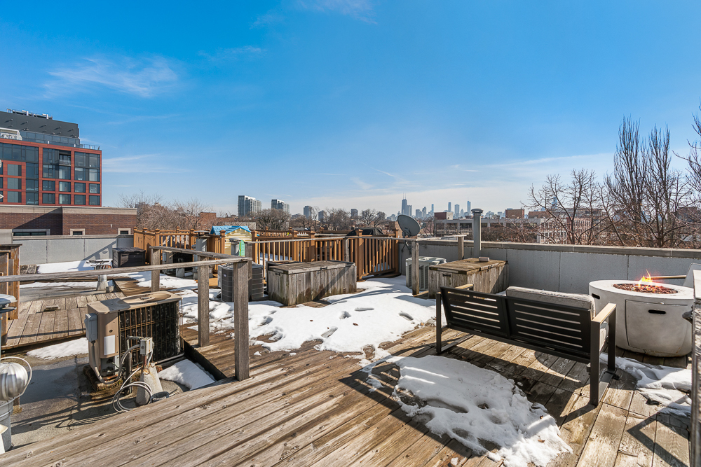 1002 W ALTGELD Street Unit: 1002
