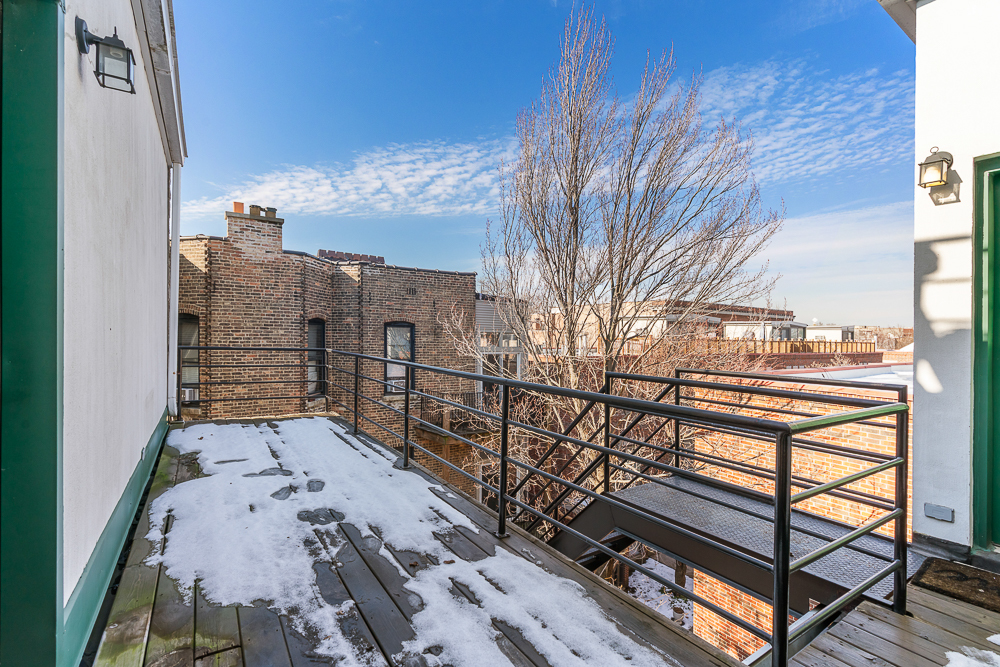 1002 W ALTGELD Street Unit: 1002