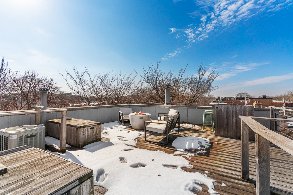 1002 W ALTGELD Street Unit: 1002