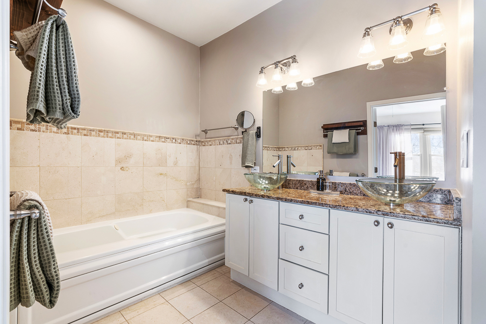 1002 W ALTGELD Street Unit: 1002