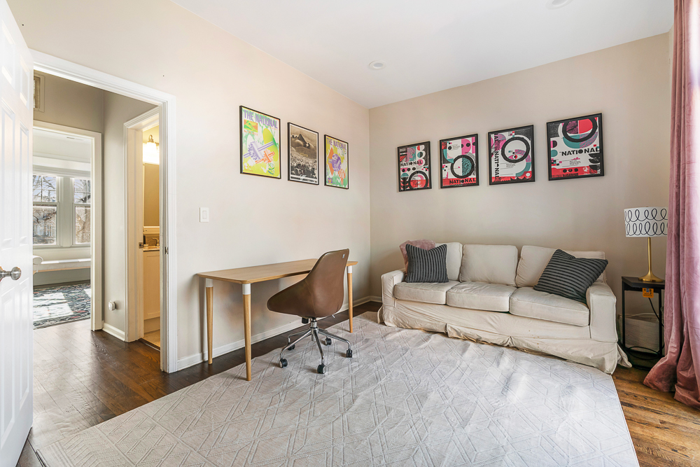 1002 W ALTGELD Street Unit: 1002