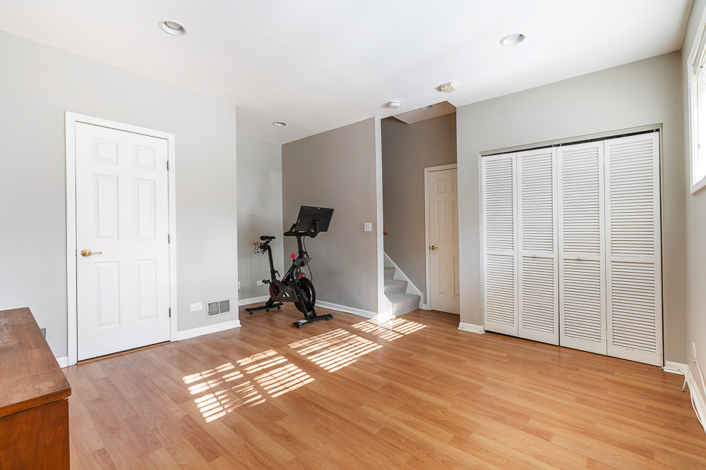 1002 W ALTGELD Street Unit: 1002