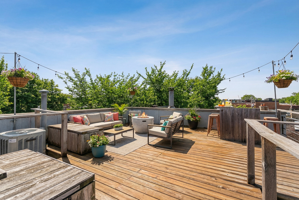 1002 W ALTGELD Street Unit: 1002