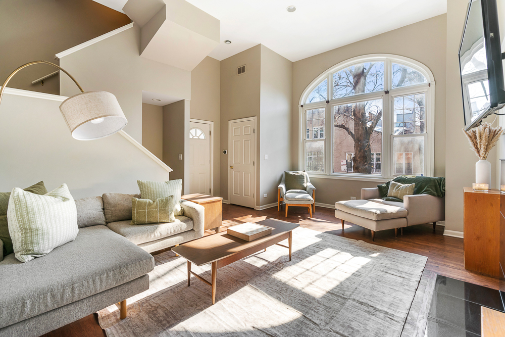 1002 W ALTGELD Street Unit: 1002