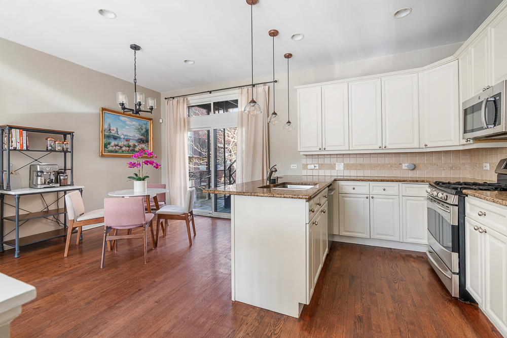 1002 W ALTGELD Street Unit: 1002