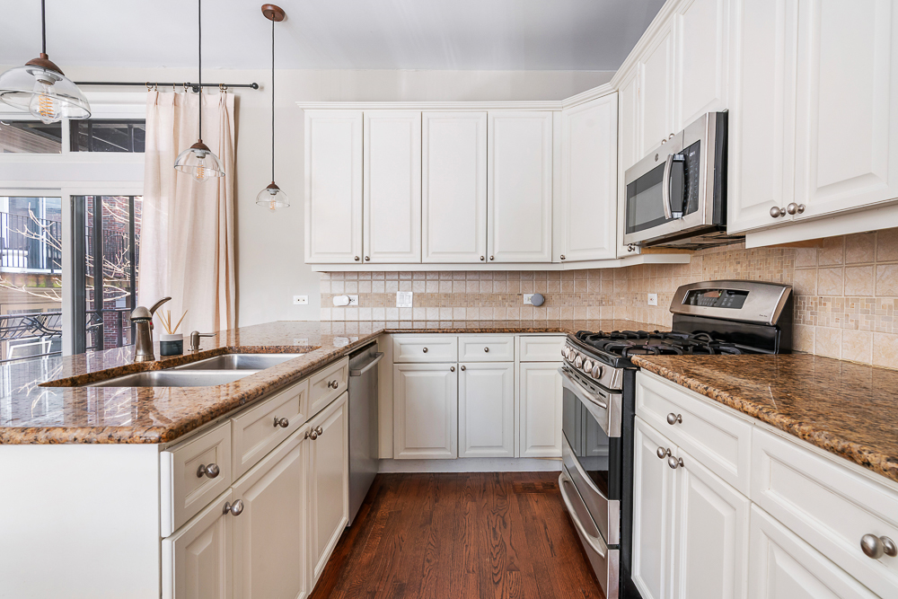 1002 W ALTGELD Street Unit: 1002
