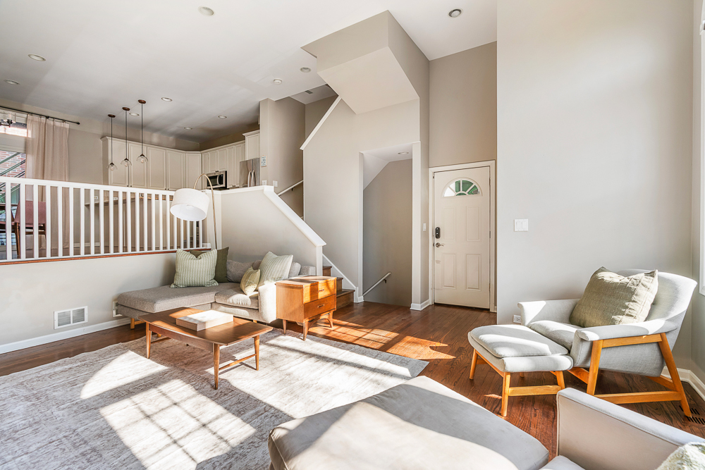1002 W ALTGELD Street Unit: 1002