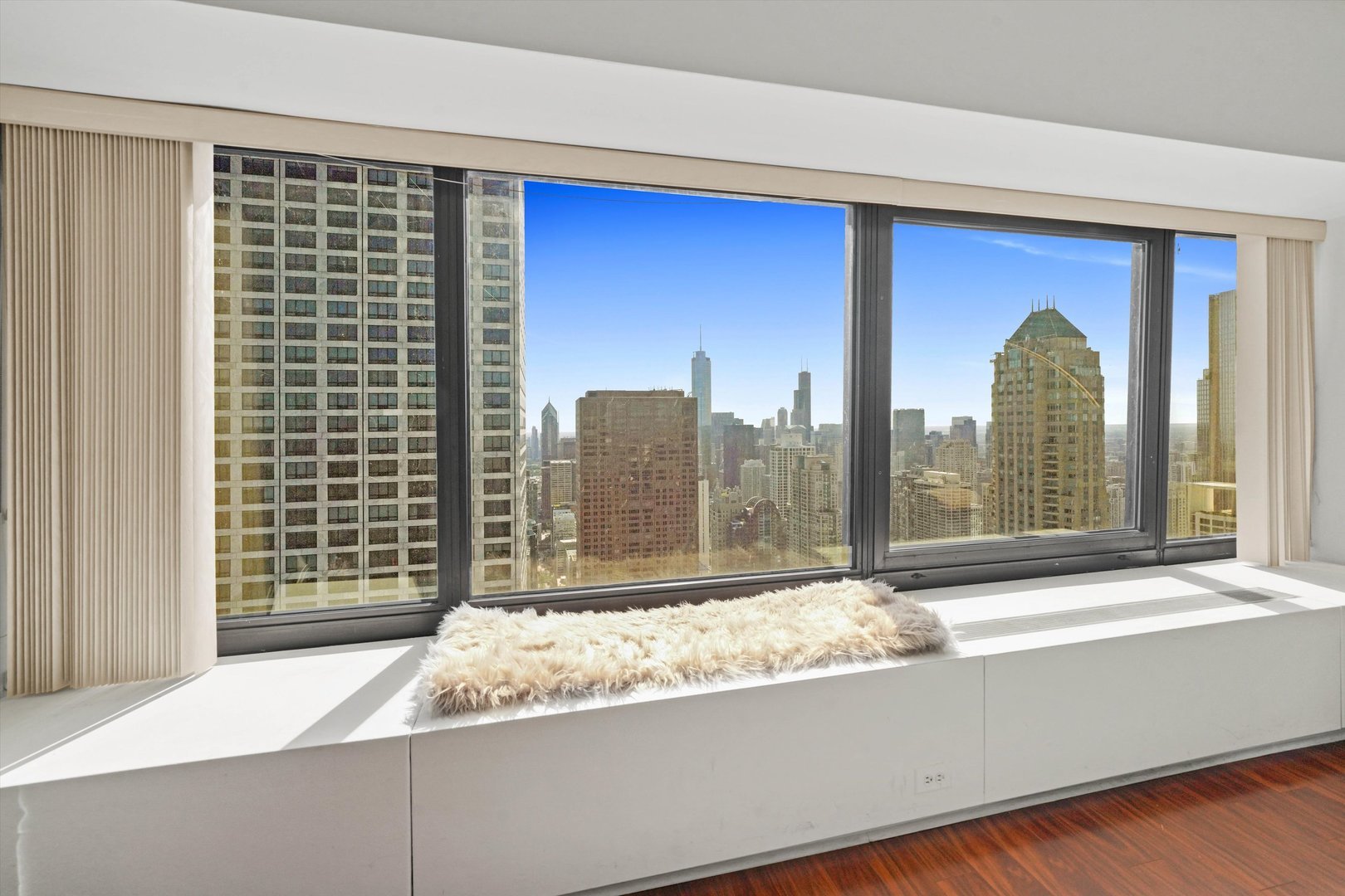 175 E Delaware Place Unit: 5712